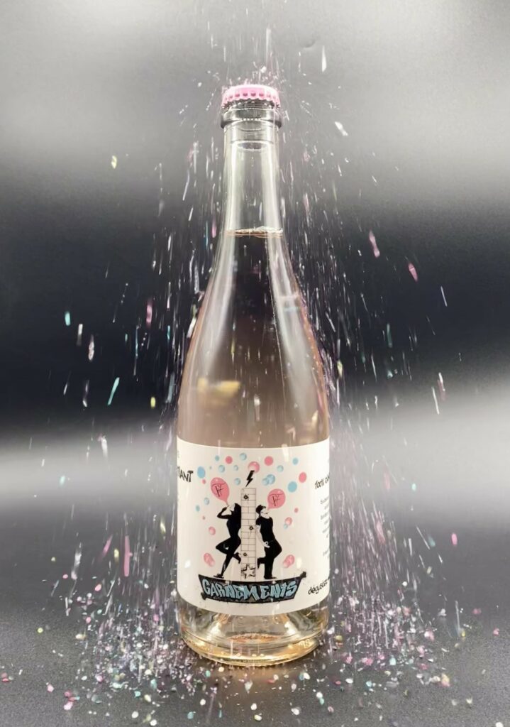 bouteille de garnements avec des paillettes qui tombent dessus
