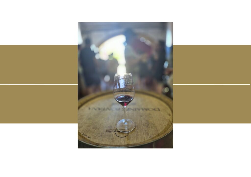 Verre sur une barrique lors des privatisations du domaine