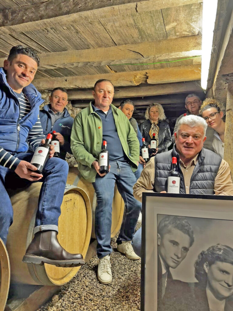 La Famille Fontana dans le Chai à Barriques pour la sortie des Fondateurs